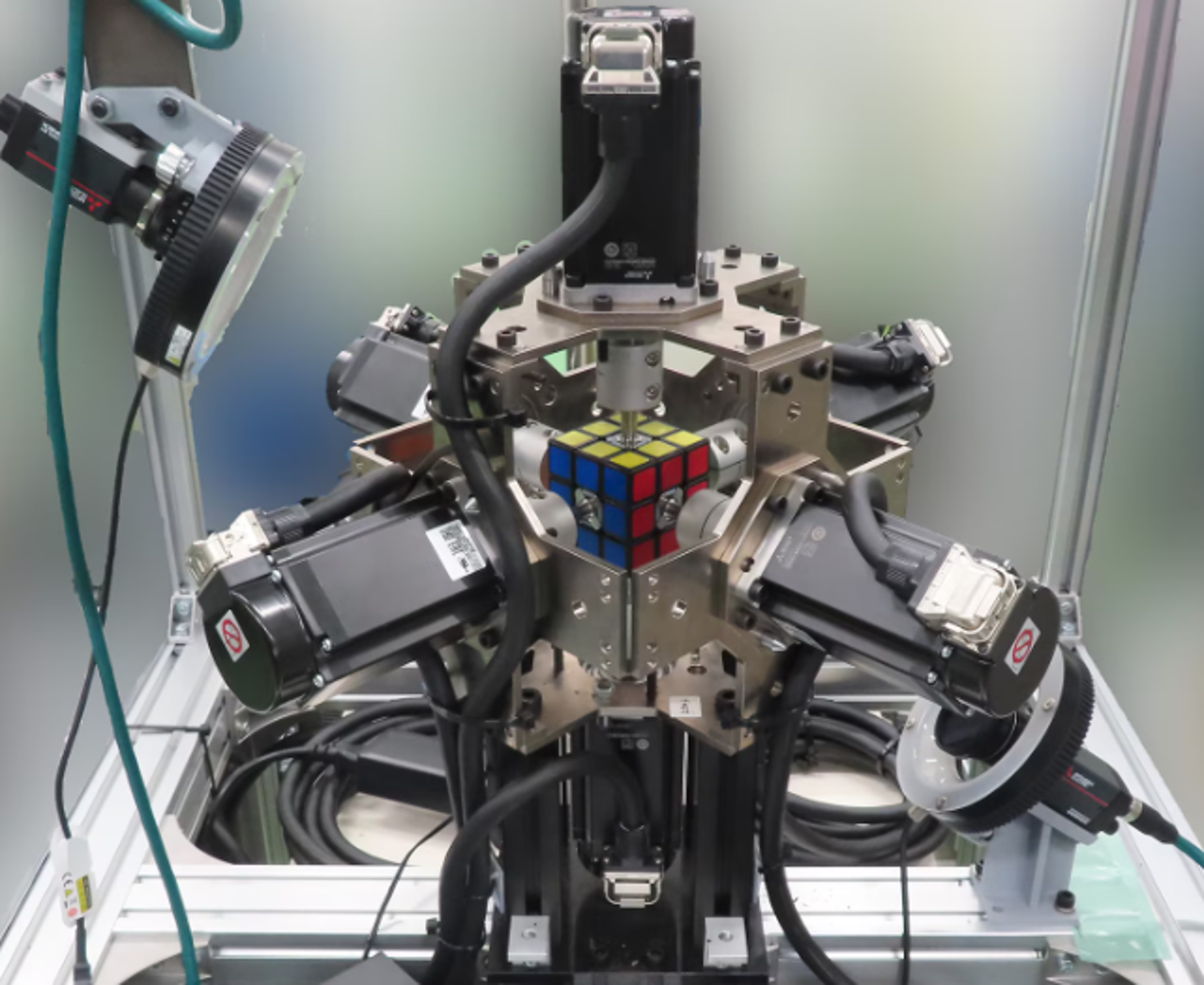 robot arm solving Rubik's Cube - Mitsubishi Robot Sets Guinness Record for Solving Rubik's Cube