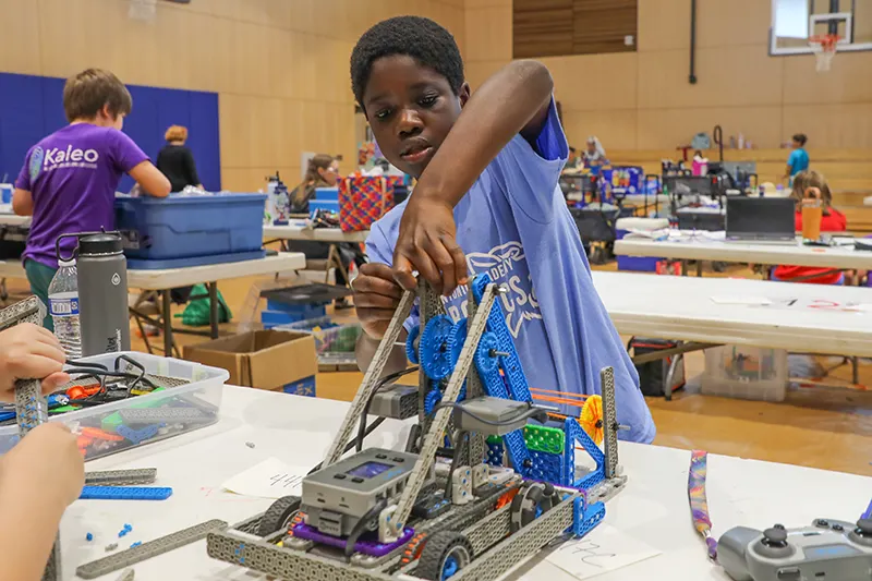 high school students building robotics kit - High School Robotics Training For School Students EZ-Robot ...