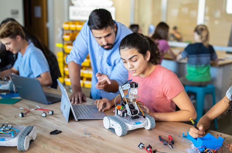 high school students building robotics kit - Top Robots & STEM Kits for Elementary, Middle & High School | Sphero